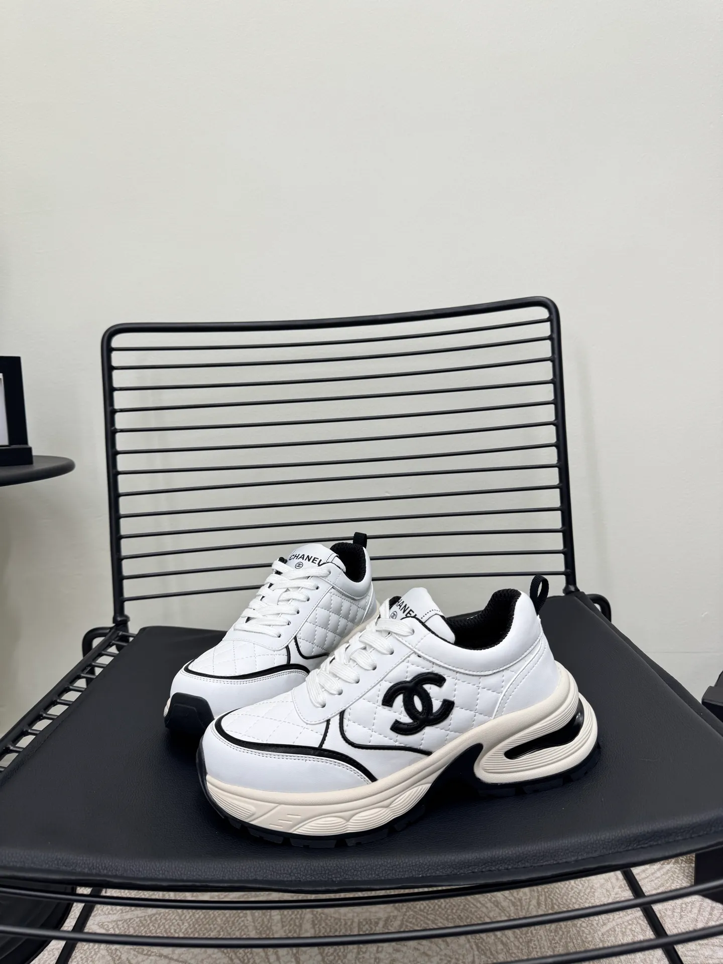 Men's men's shoes P660! Size: 35-41 Chanel 25C new Chanel sports and casual shoes. Versatile white shoes. You can’t go wrong with the styles. The contrasting colors are full of vitality. The logo embossed on the side is very delicate on the feet. The upper is made of original customized materials. The original outsole.